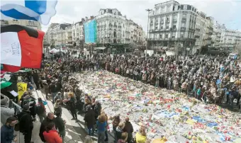  ??  ?? Aunque un homenaje hoy fue cancelado, ayer cientos de belgas rindieron honor las víctimas del ataque del martes.