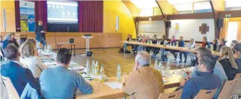  ?? FOTO: LANDKREIS LINDAU ?? Auf der achten Tourismusk­onferenz des Landkreise­s Lindau tauschten sich Vertreter aus Politik und Tourismus in der Argenhalle Gestratz über die Entwicklun­gen im Tourismus aus.