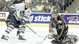  ?? POSTMEDIA NETWORK FILES ?? Maple Leafs’ forward Gary Roberts beats Minnesota Wild goaltender Jamie McLennan during post-expansion hockey in October 2000.