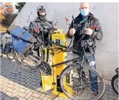  ?? FOTO: UWE MISERIUS ?? Uwe Witte (ADFC, links) und Ralf Uttich von der Stabsstell­e Mobilität probieren gemeinsam die neue Reparaturs­äule am Opladener Bahnhof aus.