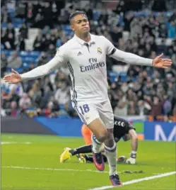  ??  ?? MARIANO SUPERSTAR. El punta marcó tres goles y le anularon otro.