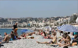  ?? (Photos Eric Ottino) ?? Hier, touristes et locaux ont envahi les plages pour profiter d’un bain de soleil... ou de mer.