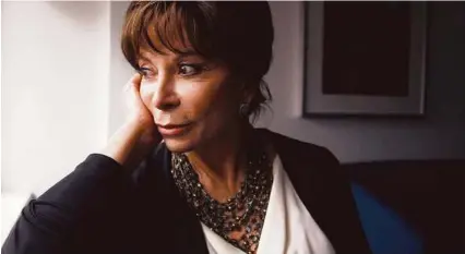  ?? Peter Morgan / AP ?? La escritora Isabel Allende, pensativa, durante la reciente entrevista realizada en Nueva York.