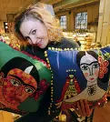  ??  ?? Vetrine Cuscini ispirati a Frida Kahlo