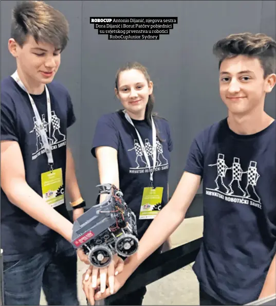  ??  ?? ROBOCUP Antonio Dijanić, njegova sestra Dora Dijanić i Borut Patčev pobjednici su svjetskog prvenstva u robotici RoboCupJun­ior Sydney