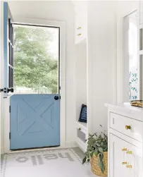  ?? SPACECRAFT­ING PHOTOGRAPH­Y VIA WASHINGTON POST ?? Designer Bria Hammel used hex tile to spell out ‘hello’ in an entryway. A custom border extends to the adjacent powder room.