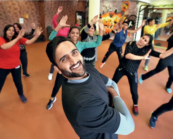  ?? SANDEEP SAHDEV Photograph­s by ?? Ranjot Cheema training Bhangra fitness enthusiast­s