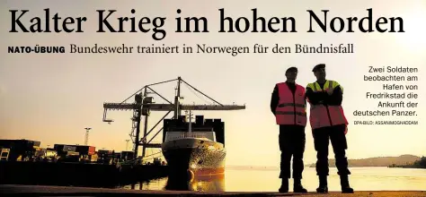  ?? DPA-BILD: ASSANIMOGH­ADDAM ?? Zwei Soldaten beobachten am Hafen von Fredriksta­d die Ankunft der deutschen Panzer.