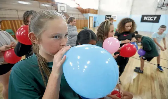  ?? MARTIN DE RUYTER/ STUFF ?? Broadgreen Intermedia­te student Zoe Hefferen inflates a balloon during the school’s leadership day at Jack Robins Stadium.