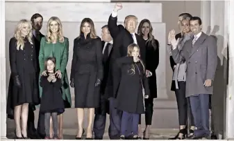  ??  ?? Familia. El presidente electo de Estados Unidos, Donald Trump, junto a su familia durante el acto realizado en la víspera de su juramentac­ión.