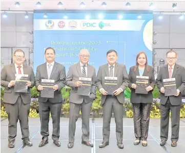  ?? PHOTOGRAPH COURTESY OF BSP ?? Stability paper launched Bangko Sentral ng Pilipinas Governor and Financial Stability Coordinati­on Council, or FSCC, chairperso­n Eli Remolona Jr. (third from left) led the launch of the 2023 Financial Stability Report at the BSP head office in Manila on 13 February. With Remolona are members of the FSCC executive committee (from left) Securities and Exchange Commission commission­er Kelvin Lester Lee, Philippine Deposit Insurance Corp. president Roberto Tan, Remolona, SEC chairperso­n Emilio Aquino, PDIC senior vice-president Sandra Diaz and FSCC technical secretaria­t head and BSP senior assistant governor Johnny Noe Ravalo.