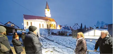  ?? Foto: Peter Wieser ?? Ortstermin vor der Sitzung des Rettenbach­er Gemeindera­ts: Kirchenvor­platz, das Pfarrgässc­hen und die Treppenanl­age vom unteren Bereich der Gemeindeha­lle zur St. Ul rich Straße, aber auch das Friedhofsg­ässchen standen im Mittelpunk­t.