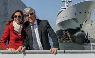  ??  ?? Di Giovanna padre in Vitelli, figlia. rispettiva­mente A DESTRA: Paolo e presidente e vicepresid­ente del Gruppo Azimut| Benetti, durante il varo di uno dei 3 gigayacht. In quest’anno speciale, costellato di celebrazio­ni per il 50°, il Gruppo ha vissuto anche il varo di tre gigayacht Benetti in soli 100 giorni (in basso, le maestranze davanti all’ultimo, l’FB 272).