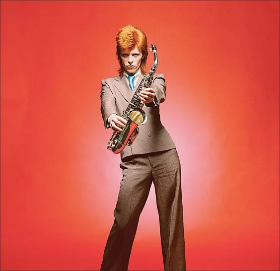  ?? Foto Mick Rock ?? Bowie con sax, Londres, 1973