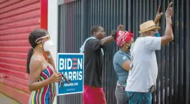  ??  ?? Des gens se sont massés près des clôtures du stade pour entendre l’ex-président.