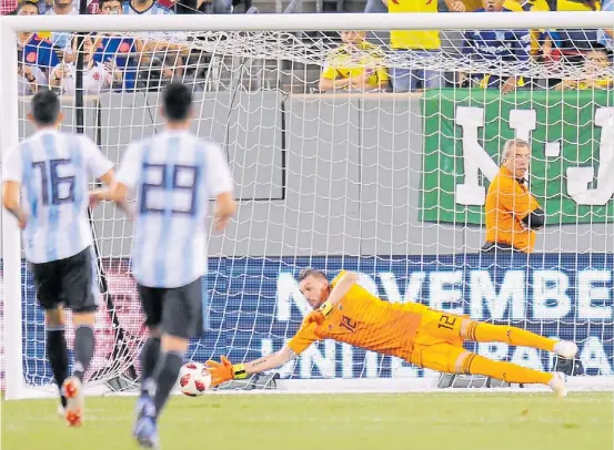  ?? J.TESONE ?? Solidez. Franco Armani tapa un disparo de Falcao en el primer tiempo. El arquero de la Selección tuvo poco trabajo y respondió.