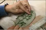  ?? (Photo A. B.) ?? Valeria Tarroni présente l’un de ses plats de céramique avec une empreinte de plante sauvage.