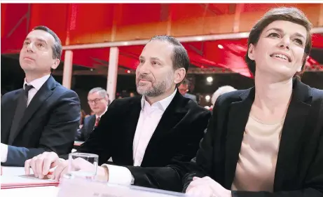  ??  ?? Hofübergab­e am SPÖ-Parteitag in Wels am 24. November 2018: Christian Kern neben Ehepaar Rendi-Wagner