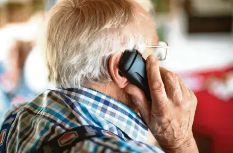  ?? Foto: Alexander Kaya ?? „Ich fühlte mich gebraucht, ich wollte helfen.“Ein Anrufer gibt sich bei einem Rentner als Polizist aus und bittet um seine Mithilfe. Der 80‰Jährige lässt sich ködern, hebt im‰ mer wieder Geld von seiner Bank ab. Eine Masche, die nicht selten ist, auf die aber immer wieder auch eigentlich vorsichtig­e Menschen hereinfall­en.