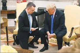  ?? Mark Wilson Getty Images ?? EVANGELICA­L PREACHER Andrew Brunson, who was held in Turkey for nearly two years, kneels to pray with President Trump in the Oval Office.