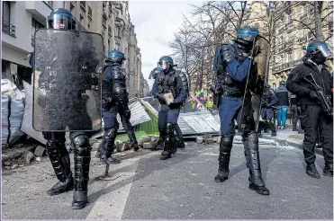  ??  ?? BATTLEGROU­ND: Paris has seen 13 weekends of rioting from gilet jaunes protesters