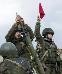  ?? FOTO: EPA/ KONSTANTIN ALYSH/ DEFENSE MINISTRY HANDOUT ?? REDO. Nästan 13000 personer deltar i övningen. ÖVer hälften kommer från den vitryska armén.