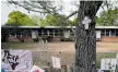  ?? Foto: Eric GAY/AP/TT ?? Blommor utanför Robb Elementary School i Uvalde.