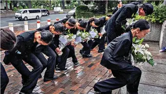  ?? ?? Honour: A ballet company outside the British embassy in Tokyo