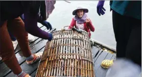  ?? HONG MENEA ?? A vendor sells fresh caught crabs straight from the sea.