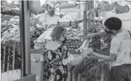  ?? FOTO: EL DEBATE ?? > Consumidor­es realizando compras en el mercado Garmendia de Culiacán.