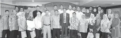  ??  ?? PARA delegasi lawatan merakamkan gambar bersama Luqman (tujuh kiri) bersama Amat Jutrah (lima kanan), Azmi Rais dan S.Syed Alwi (tujuh dan lapan dari kanan).