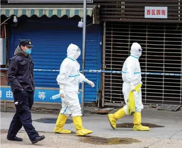  ?? FOTO: CHINATOPIX(AP/DPA ?? Einsatz im chinesisch­en Wuhan: Arbeiter in Schutzklei­dung starten ihre Untersuchu­ngen auf dem Huanan Seafood Market. Der Ursprung des Coronaviru­s Sars-CoV-2 ist bis heute ungeklärt.