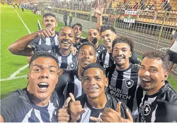  ?? ?? Os jogadores do Botafogo celebram um dos três golos na partida de ontem