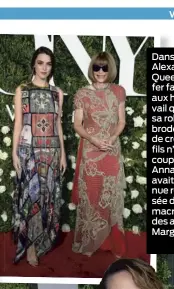  ??  ?? Dans sa robe Alexander McQueen, Bee Shaffer faisait honneur aux heures de travail qu’a nécessité sa robe patchwork brodée au point de croix, dont les fils n’ont pas été coupés. Sa mère, Anna Wintour avait choisi une tenue rouge rehaussée d’un jupon de...