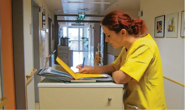  ?? Archivfoto: Bettina Kunz ?? Mehr Zeit für die Patienten sollen die Beschäftig­ten des Aichacher Krankenhau­ses dank besserer Organisati­on haben.