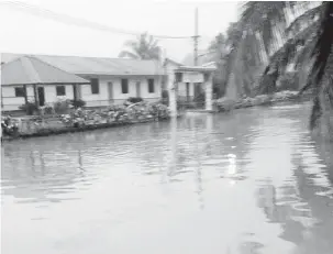  ??  ?? BANJIR: Keadaan air di pekarangan sebuah rumah panjang di Tanjung Latap.