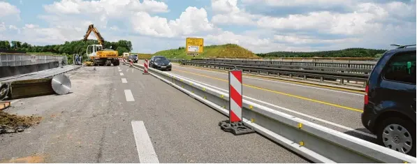  ?? Foto: Erich Echter ?? Die „Aichach Seite“der B 300 Brücke bei Untergries­bach ist in wenigen Wochen fertig – inklusive Lärmschutz. Die Aufnahme stammt vom Beginn der Maßnahme im Mai. Danach geht es auf der Untergries­bacher Seite (rechts) weiter.