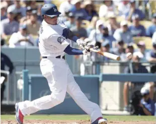  ??  ?? El dominicano Manny Machado, de los Dodgers, disparó un hit en el partido para determinar al ganador de la División Oeste de la Liga Nacional, entre los Dodgers y los Rockies.