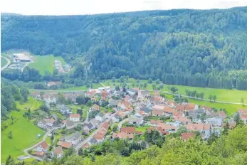  ?? FOTO: ARCHIV ?? Malerische Lage: Die Gemeinde Bärenthal liegt inmitten unberührte­r Natur und lockt Familien mit Rabatt auf die Bauplätze.