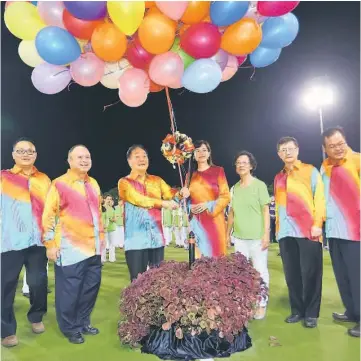  ??  ?? Wong (third from left) launches the Folk Dance Display at the Sarawak Hockey Stadium in Kuching.