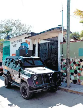  ??  ?? La casa del enfrentami­ento permaneció bajo resguardo policial ayer.