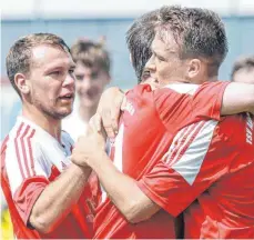  ?? FOTO: PETER SCHLIPF ?? Sie klopfen nun tatsächlic­h an der Tür zur Bezirkslig­a: Die Fußballer des TSV Adelmannsf­elden.