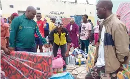 ?? ?? Gift of the Givers donating food parcels to a flood-hit community in Kwazulu-natal.