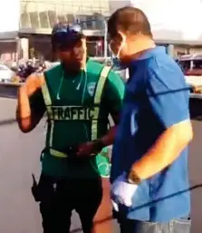  ?? (SCREEN CAPTURE FROM THE VIDEO OF ARDY LIRA CABUENA) ?? CAGAYAN DE ORO. A personnel from the Roads and Traffic Administra­tion (left) argues with the ambulance driver.