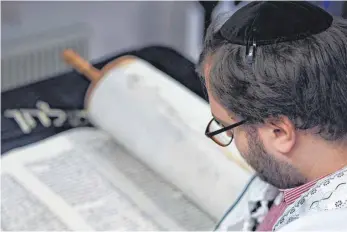  ?? FOTO: ERICH NYFFENEGGE­R ?? Arthur Bondarev liest voller Bewunderun­g in der handgeschr­iebenen Tora der Synagogeng­emeinde Konstanz, deren Vorstand er angehört.