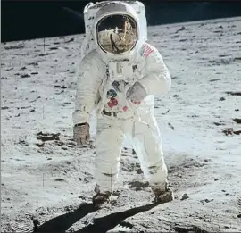  ?? NEIL ARMSTRONG / AP ?? Buzz Aldrin en la Luna, con Neil Armstrong reflejado en su casco
