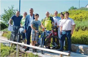  ?? Foto: Sabrina Schmidt/Stadt Günzburg ?? Ein kleines Dankeschön an die fleißigste­n Radfahrer beim Stadtradel­n sagen Oberbürger­meister Gerhard Jauernig und Klimama nager Roman Holl mit kleinen Sachpreise­n und einer Urkunde.