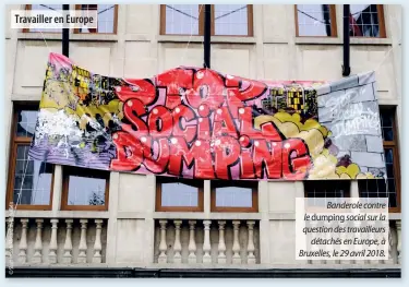  ??  ?? Travailler en Europe Banderole contre le dumping social sur la question des travailleu­rs détachés en Europe, à Bruxelles, le 29 avril 2018.