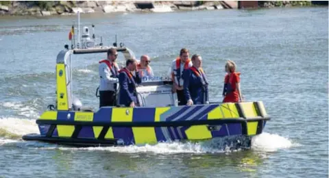  ?? FOTO JORIS HERREGODS ?? Burgemeest­er Bart De Wever en havenschep­en Annick De Ridder laten zich rondvaren door de politie.