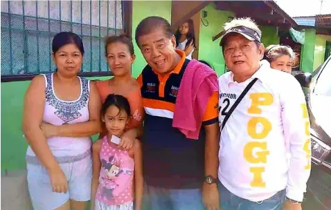  ?? Chris Navarro ?? STEEKIE AND POGI. Bacolor vice-mayorable Councilor Efren ‘Steekie’ Blanco and reelection­ist Councilor Nilo ‘Pogi’ Caballa get a warm welcome from supporters during Sunday’s house-to-house campaign at the Bulaon resettleme­nt site in the City of San Fernando.—